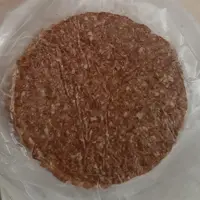 همبرگر  ویژه تهیه شده ازصددرصدگوشت گرم گوساله .دربسته های نیم کیلویی و5عددی هر عدد 100گرم و15 سانتی متر.