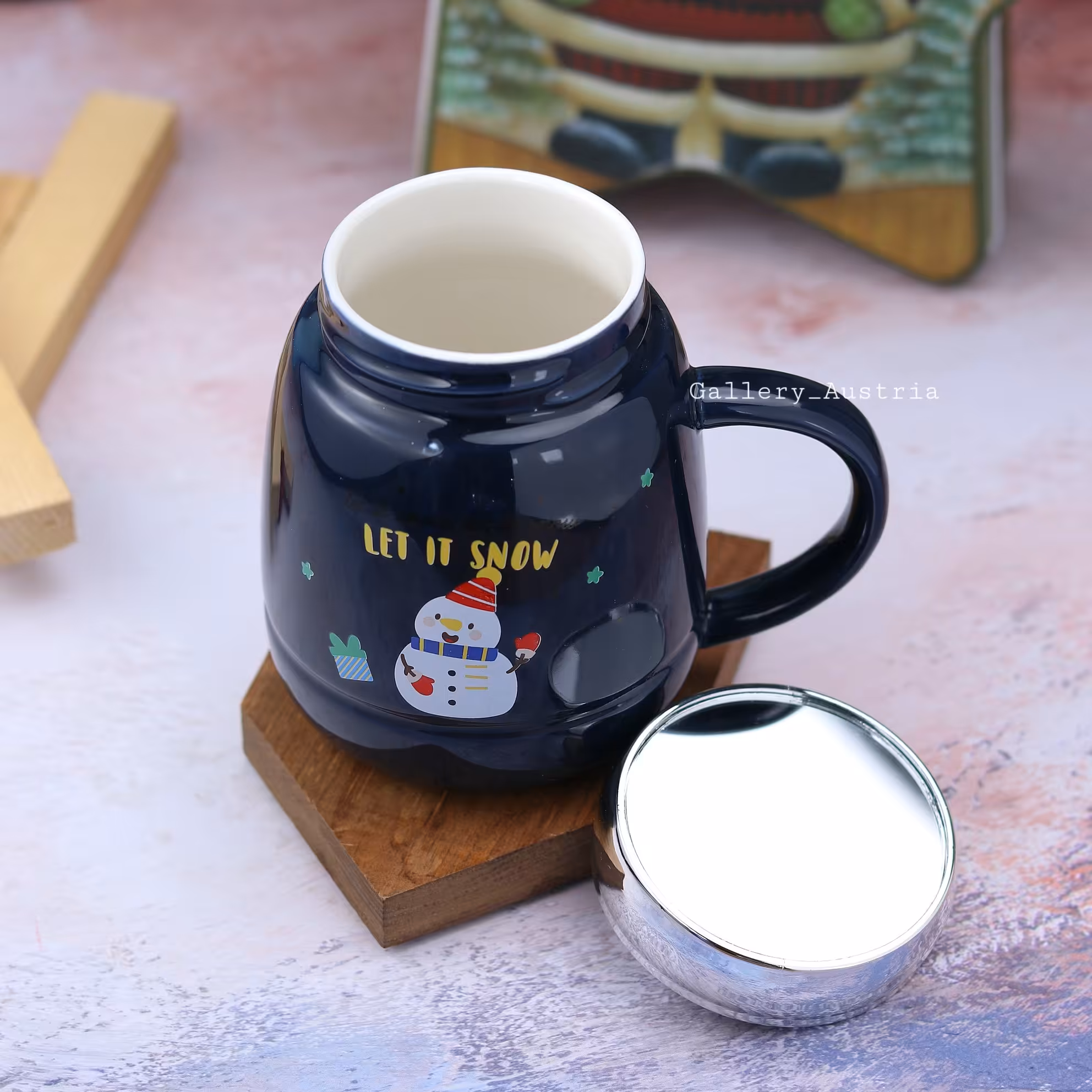 ماگ درب آیینه ای کریسمس ، جنس ماگ سرامیکی و وارداتی درب پیچی با قابلیت نگه داری  دما حدود 20 دقیقه 