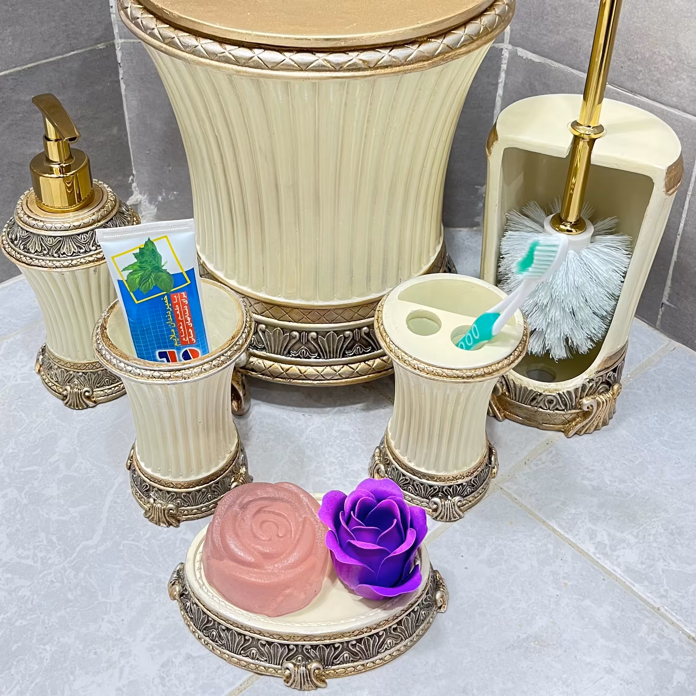 ست سرویس بهداشتی 6 پارچه ( سطل زباله دستشویی  جامایع فرچه جاصابونی لیوان جامسواک ) ست دستشویی حمام جنس رزین رنگ کرم طلا
