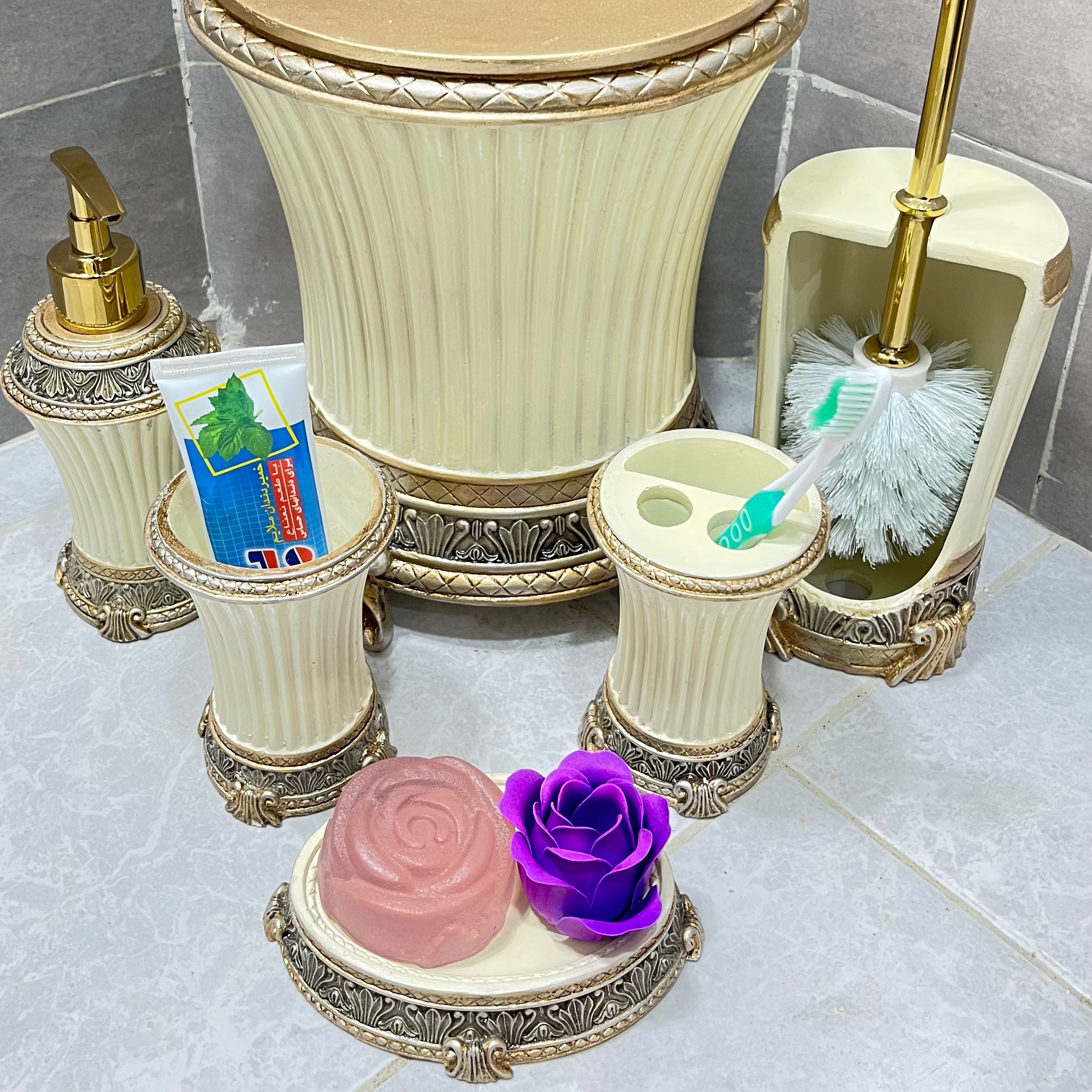ست سرویس بهداشتی 6 پارچه ( سطل زباله دستشویی جامایع فرچه جاصابونی لیوان جامسواک ) ست دستشویی حمام جنس رزین رنگ کرم طلا