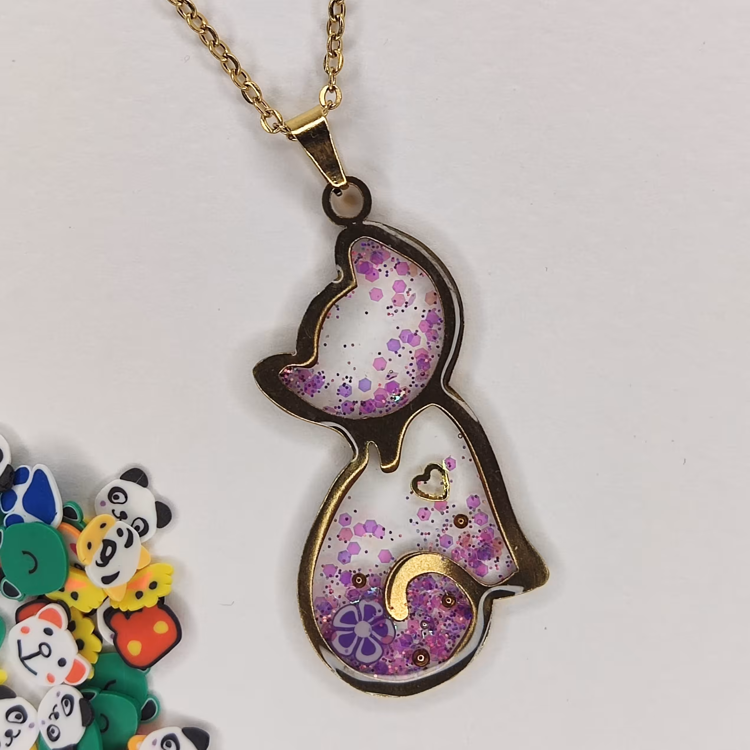 گردنبند رزین طرح گربه شفاف با اکلیل بنفش دستساز