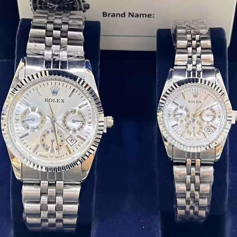 ست ساعت رولکس
بند استیل نقره ای
صفحه سفید طرح سه موتوره 
طرح سه موتوره
دارای روزشمار
