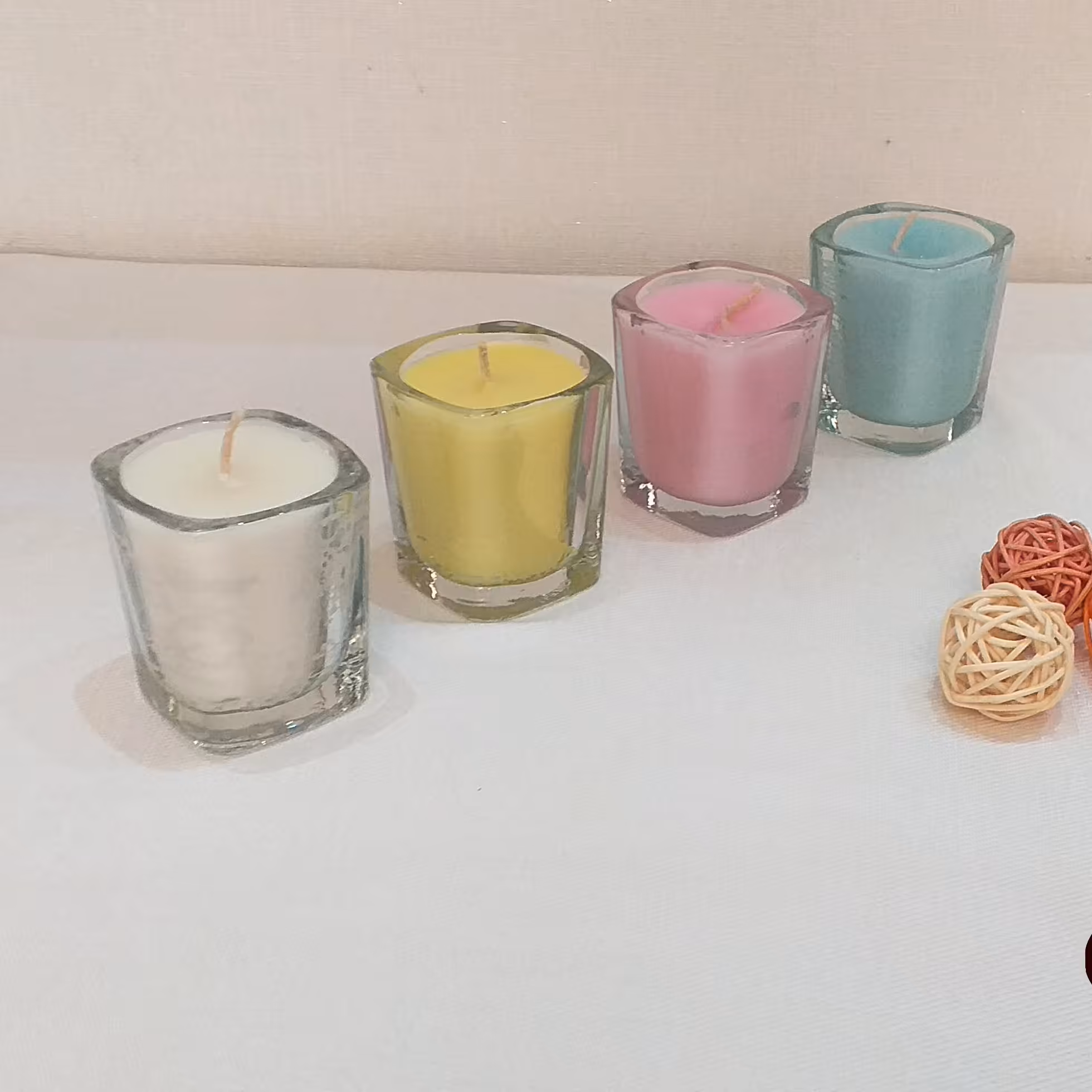 شمع شیشه ای با رنگ های پاستیلی