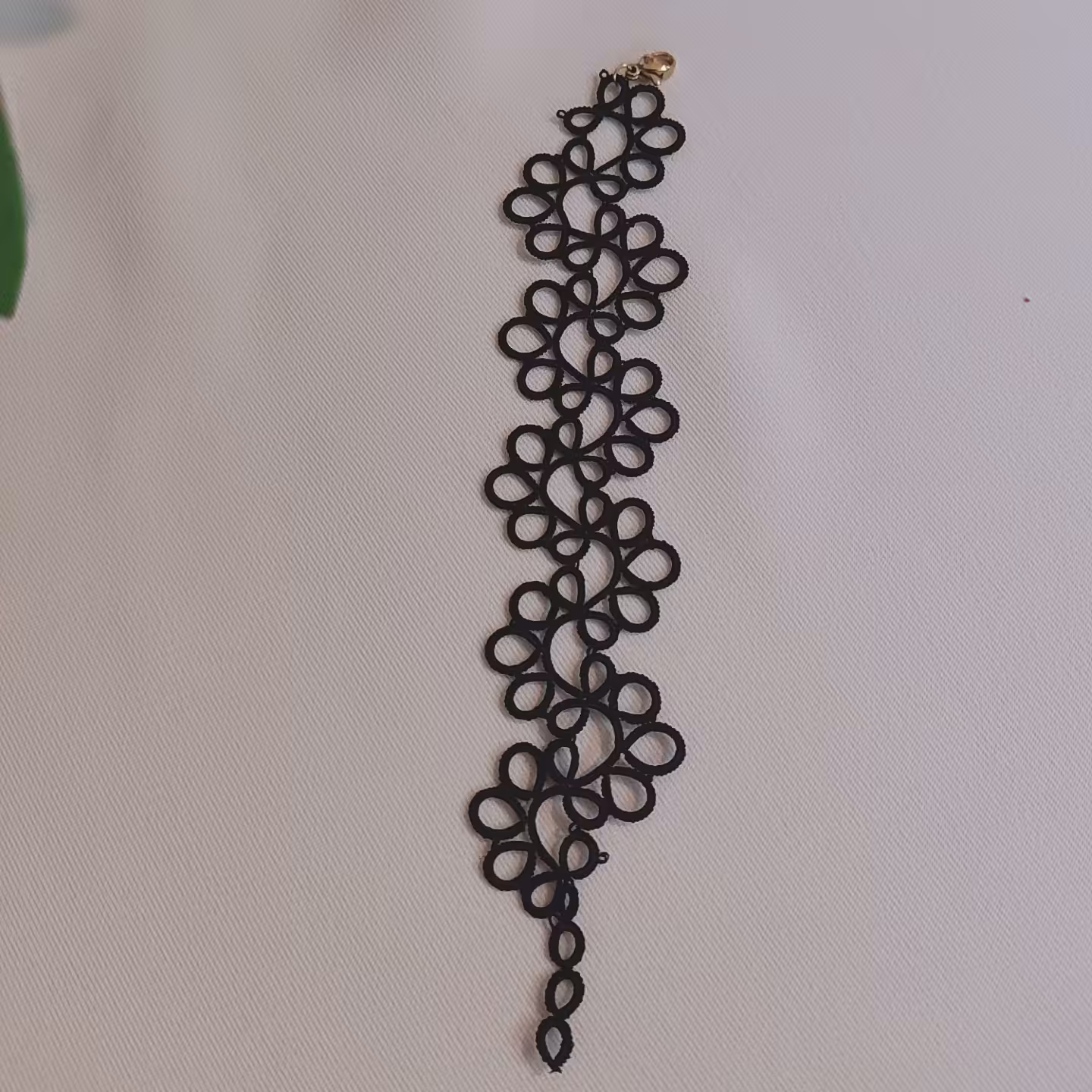 دستبند گیپور مشکی ،تهیه شده از نخ بسیار ظریف 