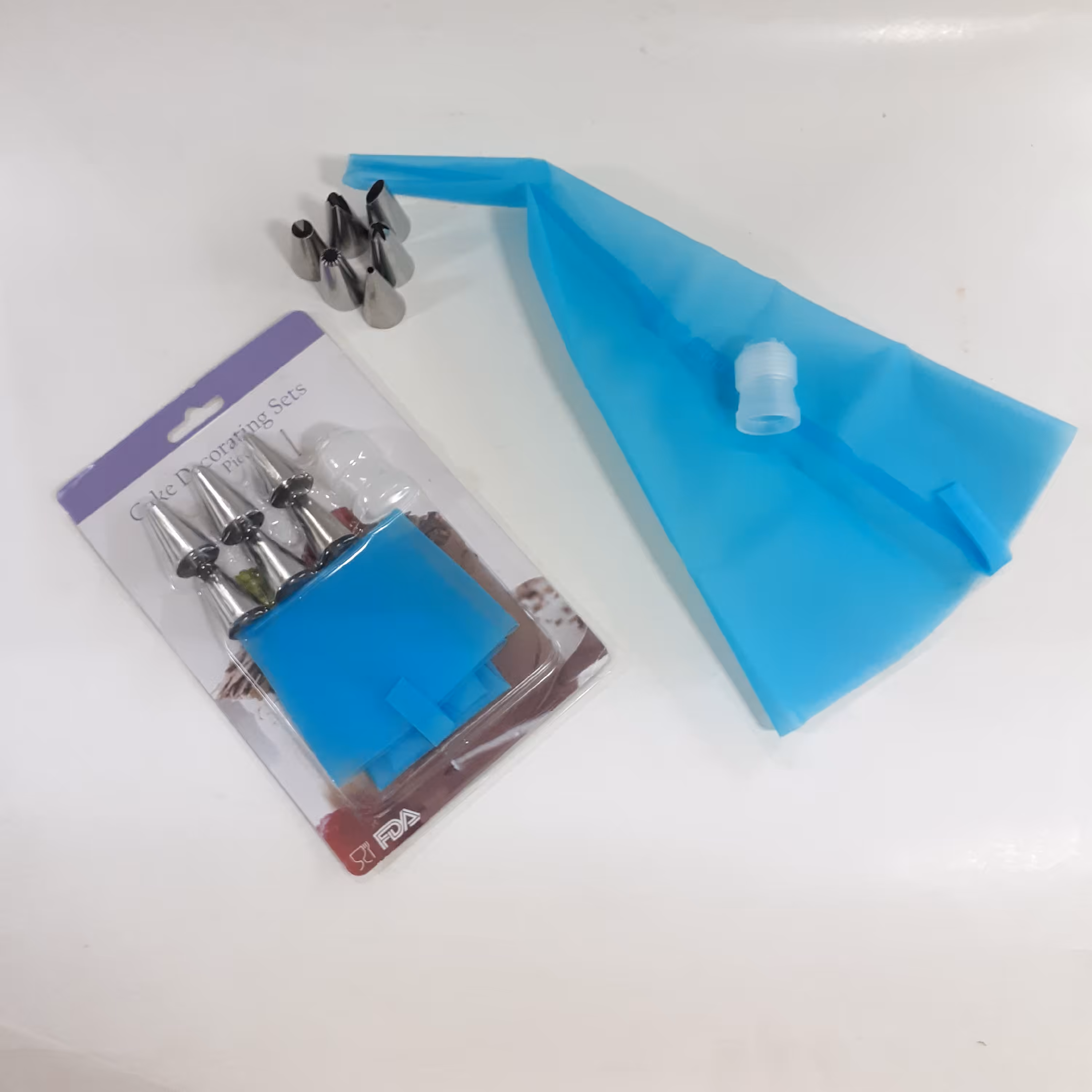 قیف خامه زن سیلیکونی همراه پیچ و 6 مدل ماسوره 