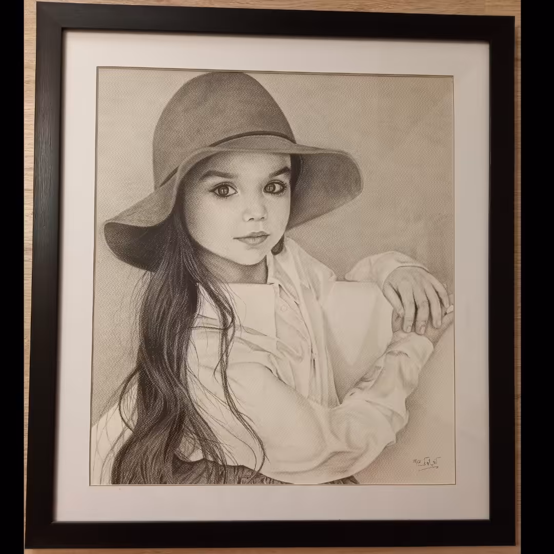 تابلو نقاشی دختر تکنیک سیاه قلم روی مقوای بافت دار سایز 40 در 46