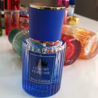 عطر  گودگرل  23  گرم  خالص  به علاوه  شیشه فانتزی لوکس  و بمقدار  لازم  مشتقات  عطری برای  پاف و  پخش بوی بهتر