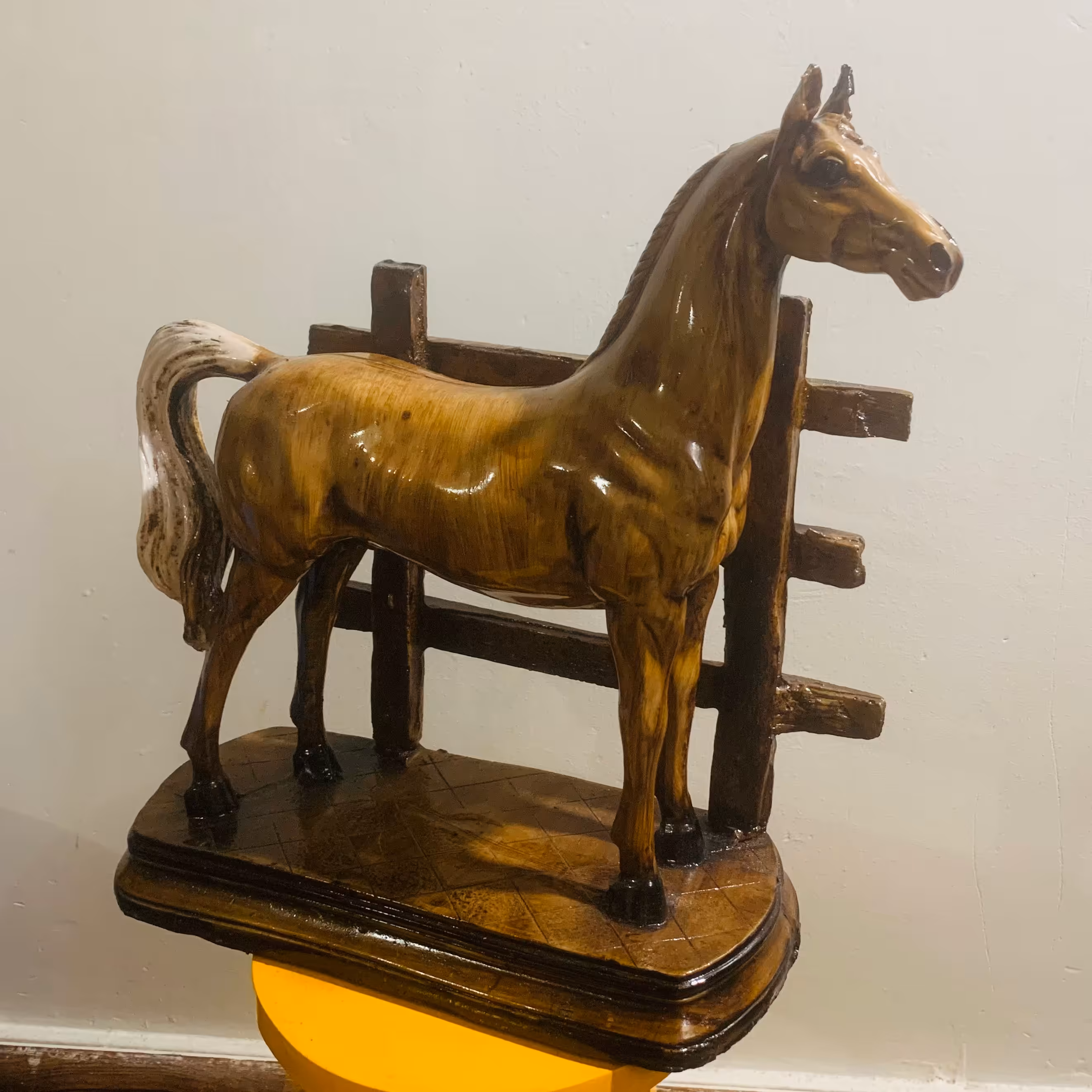 مجسمه اسب پلی استری طرح چوب