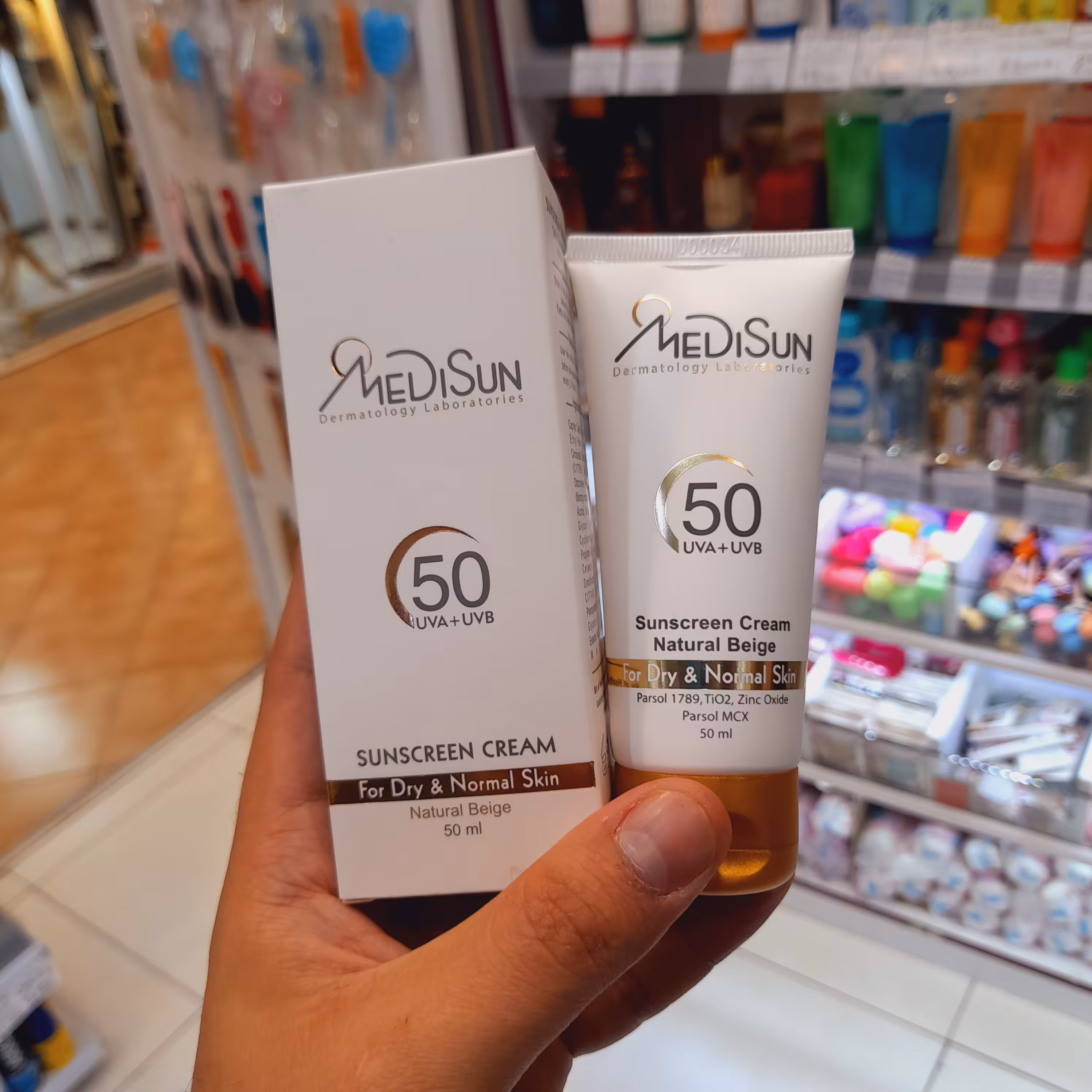 کرم ضد آفتاب رنگی SPF50 مدیسان مناسب پوست معمولی و خشک 50 میلی لیتر رنگی بژ طبیعی