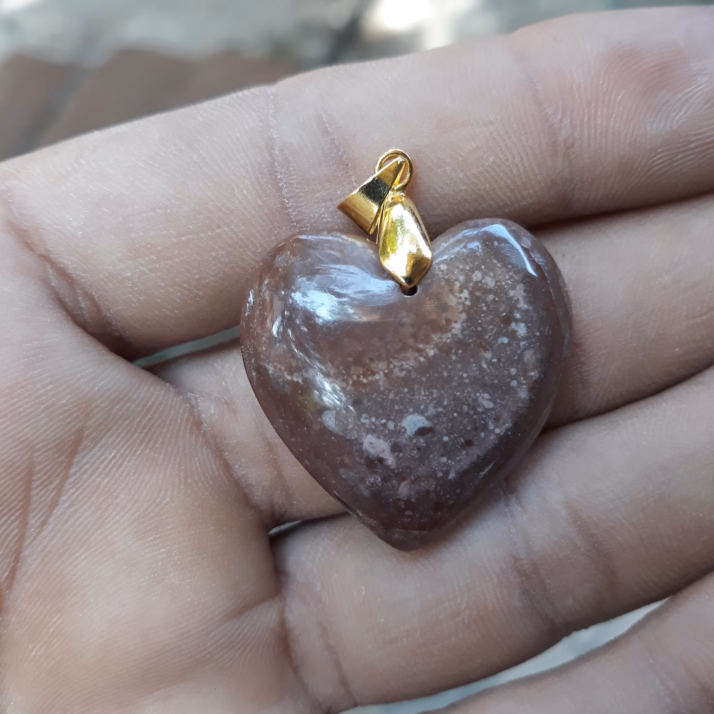 سنگ عقیق طبیعی  با دانه های شنی و رنگ قهوه ای طرح قلب  دست ساز  کاملا براق و بسیاز زیبا مناسب تمام سنین انداز ه وزن 6گرم