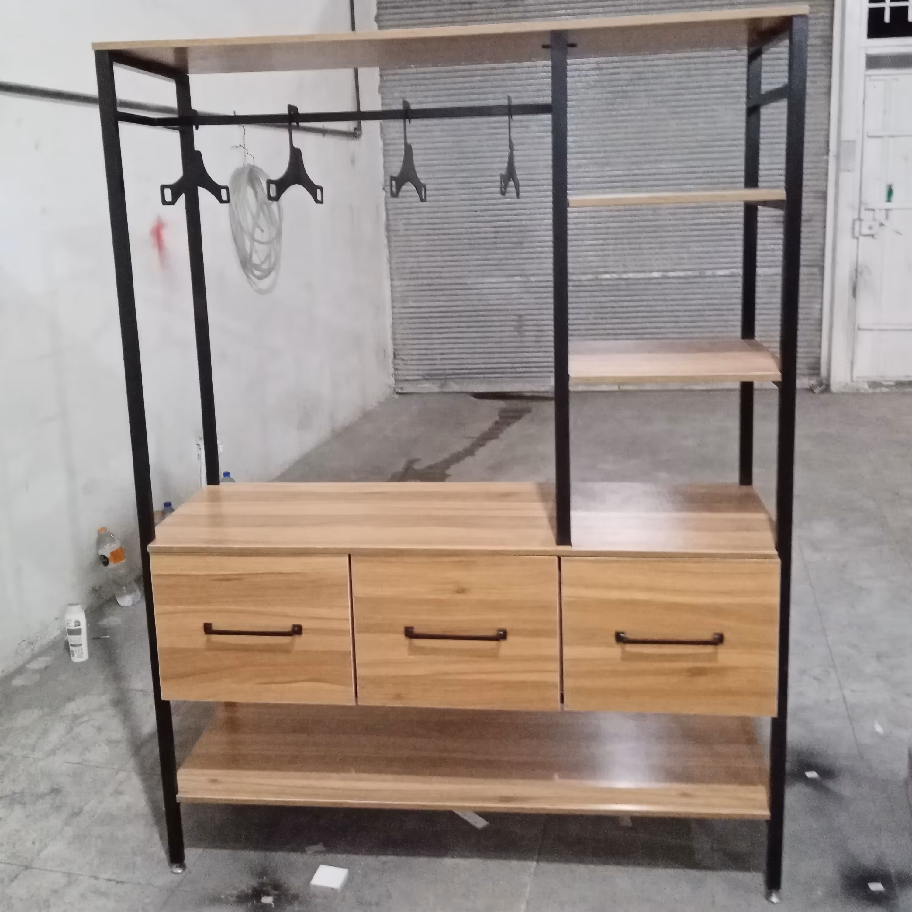 رگال لباس کشودار ، ترکیب چوب و فلز، سبک و مقاوم(ارسال باربری و وانت اسنپ پس کرایه) 