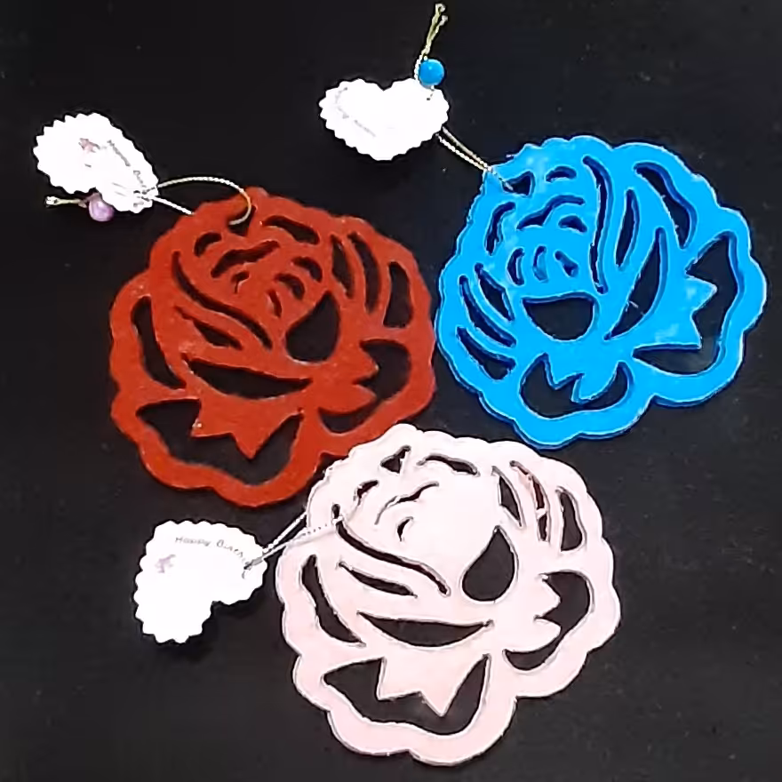 گیفت تولد . گل رز . نمدی . ضخامت 4 میل . فقط همین سه عدد مانده