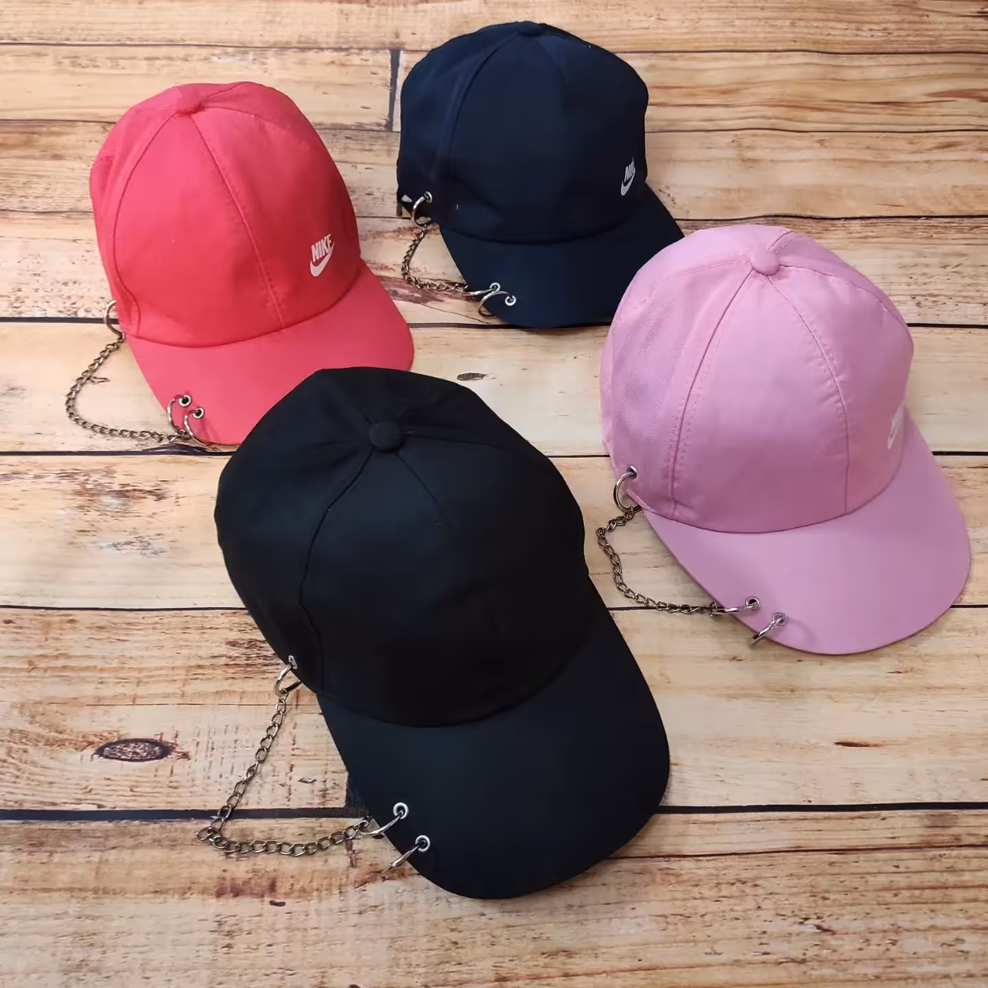 کلاه اسپرت پرسینگ دار و زنجیر دار