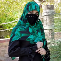 روسری حریر سفارشی برند تبسم مجلسی درجه یک رنگ زمینه مشکی با برگ های سبز هاوایی عرض 120 قواره دار مزون دوز همراه با هدیه