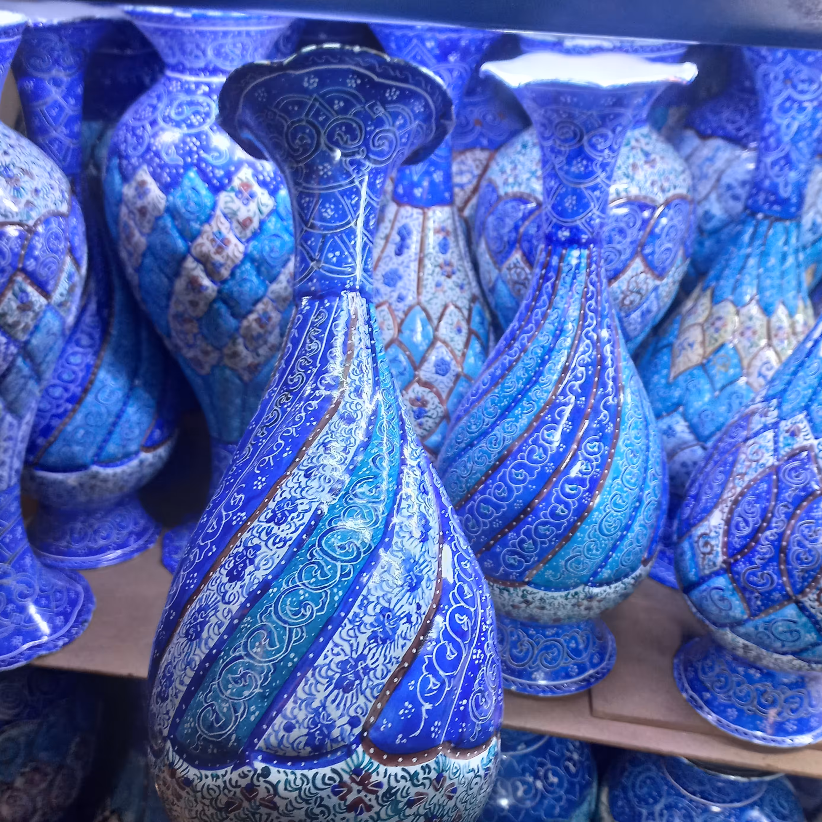 گلدان مسی میناکاری در طرح و رنگ های مختلف 