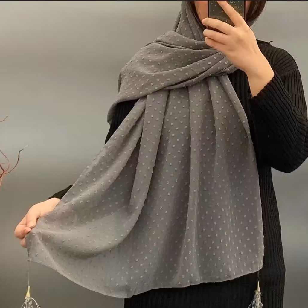 شال نخی طرح اشکی به رنگ طوسی روشن