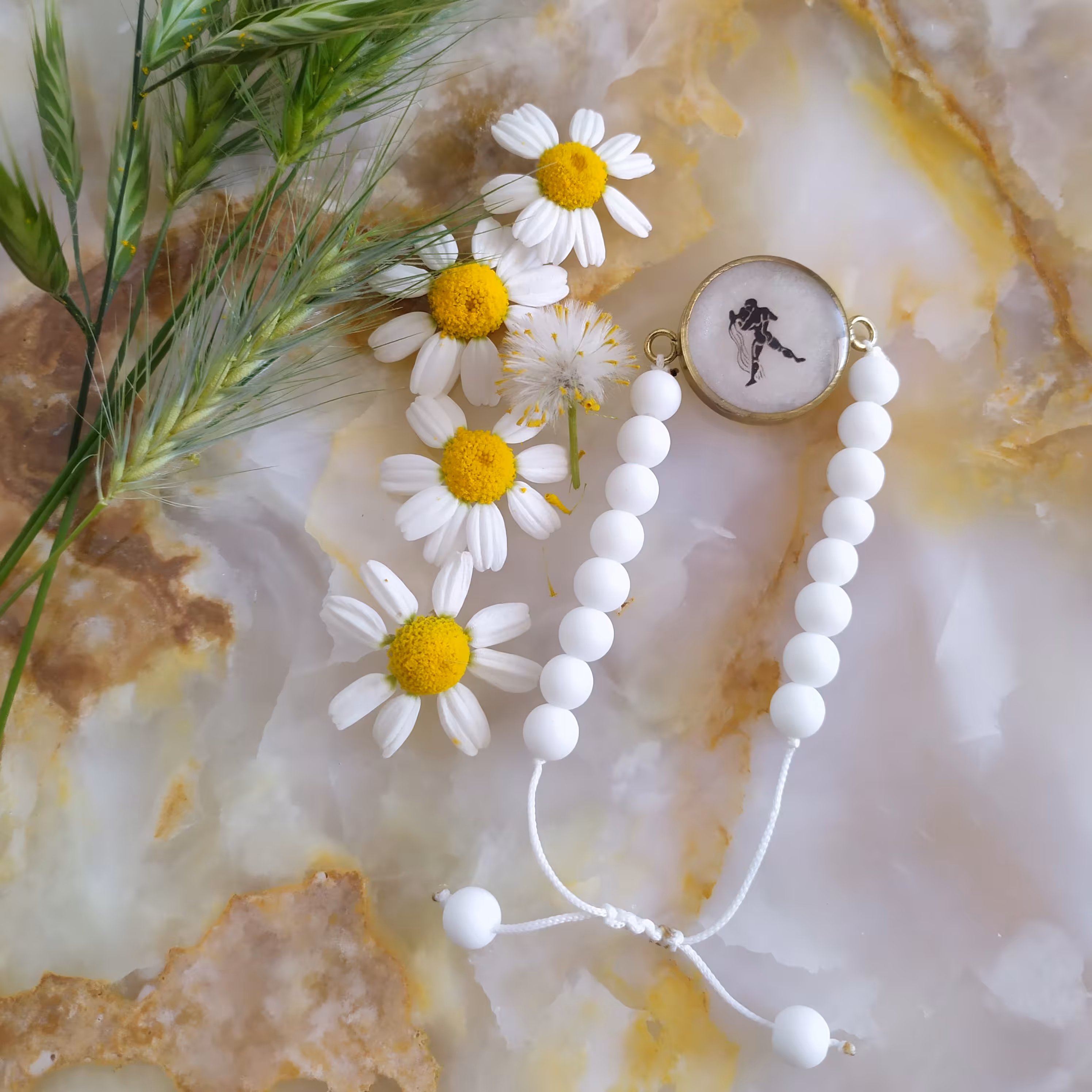 دستبند رزینی نماد ماه تولد بهمن 