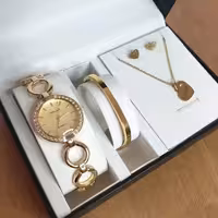 ساعت زنانه مجلسی طلایی با نیم ست و دستبند