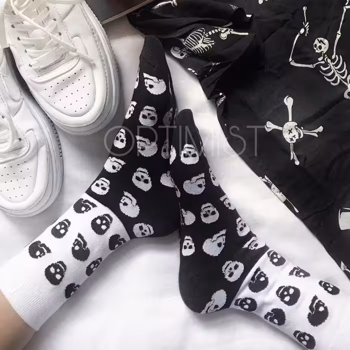 جوراب جمجمه ساقدار  تم سفید مشکی نخ پنبه فری سایز