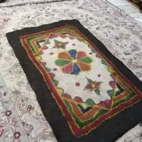 نمد فرش زمینه مشکی