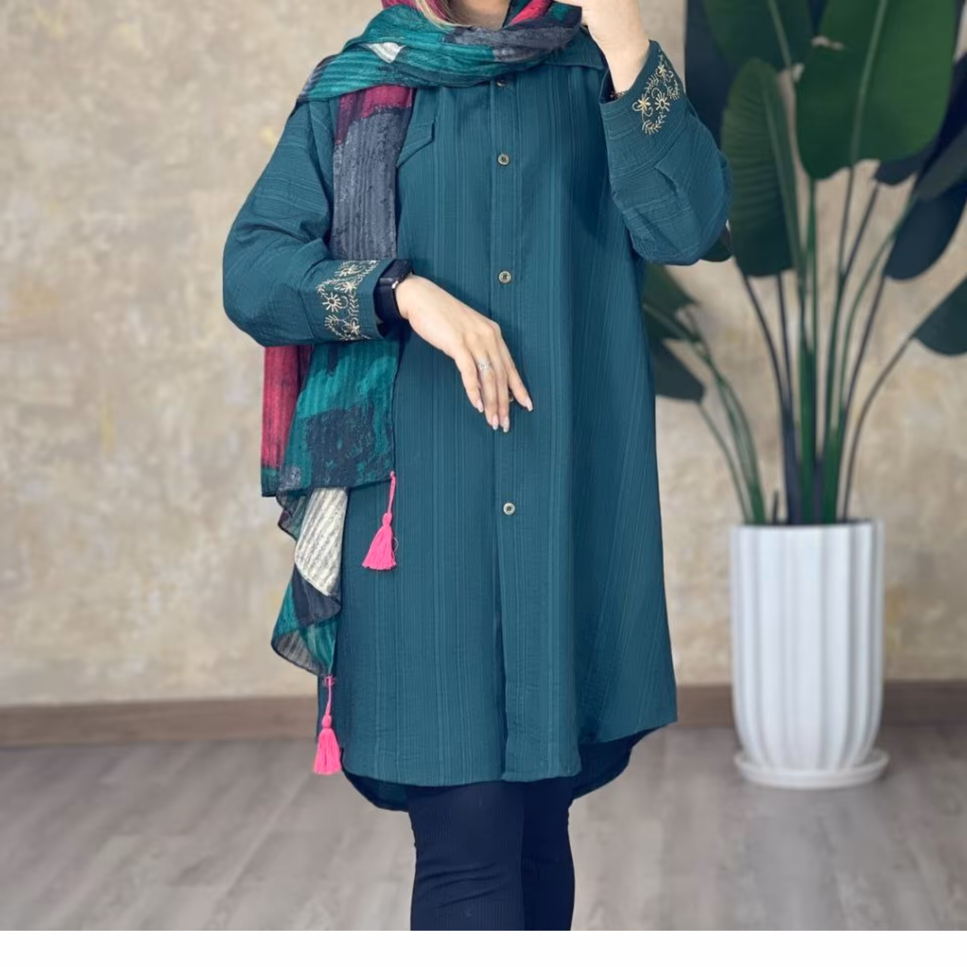 مانتوزنانه مانتو دخترانه مانتو بلند جذاب و شیک با استین گلدوزی شده دخترانه مانتو بلند جلو دکمه دار بدون جیب جنس بابوس
