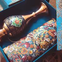 پک هدیه ترکیبی گلدان 25 سانتی مس و پرداز و ترمه نفیس  با بسته بندی جیر و ترمه 