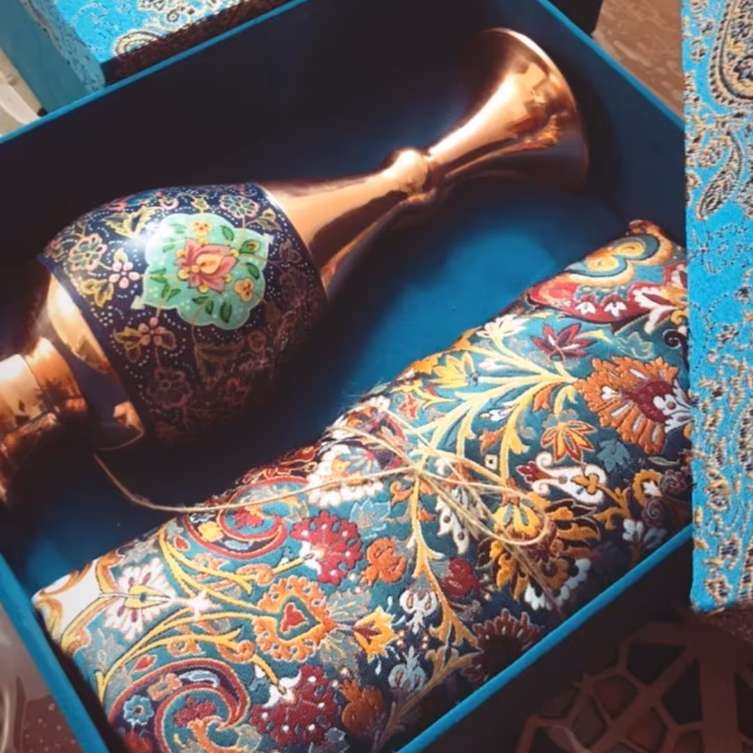 پک هدیه ترکیبی گلدان 25 سانتی مس و پرداز و ترمه نفیس  با بسته بندی جیر و ترمه 