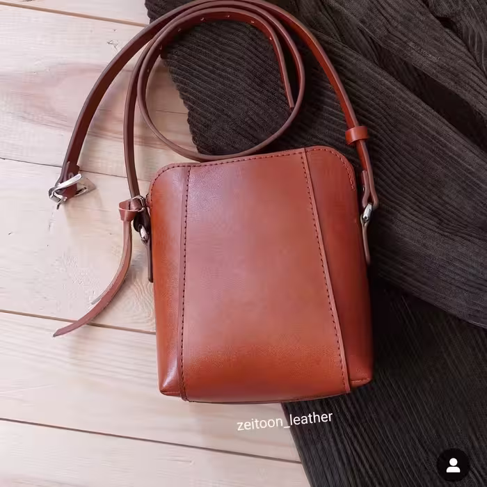 کیف دوشی دخترونه دستدوز  دوخته شده با چرم طبیعی بزی عسلی قابل اجرا در رنگ و چرم دلخواه هم به صورت ساده هم به صورت ترکیبی