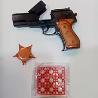 تفنگ کلت ترقه ای همراه نشان پلیس و ترقه