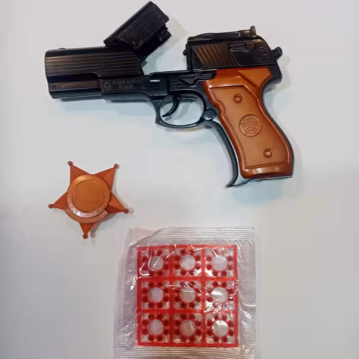 تفنگ کلت ترقه ای همراه نشان پلیس و ترقه