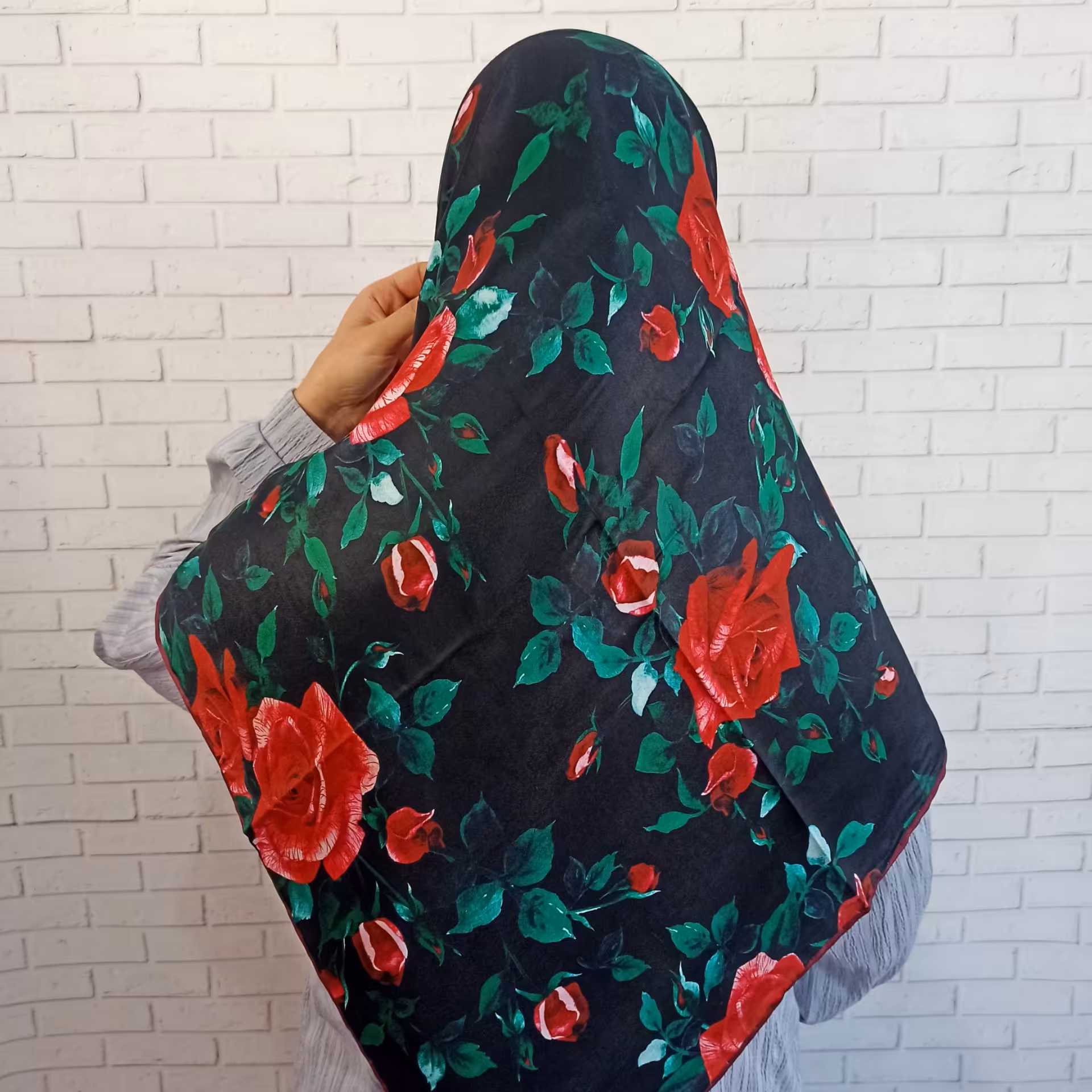 روسری گل رز زمینه مشکی ارسال رایگان
