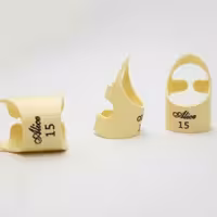 مضراب سه تار و پیک کالیمبا پلاستیکی در سایز های 14 و 15 و 16  و 17 بسته پنج تایی