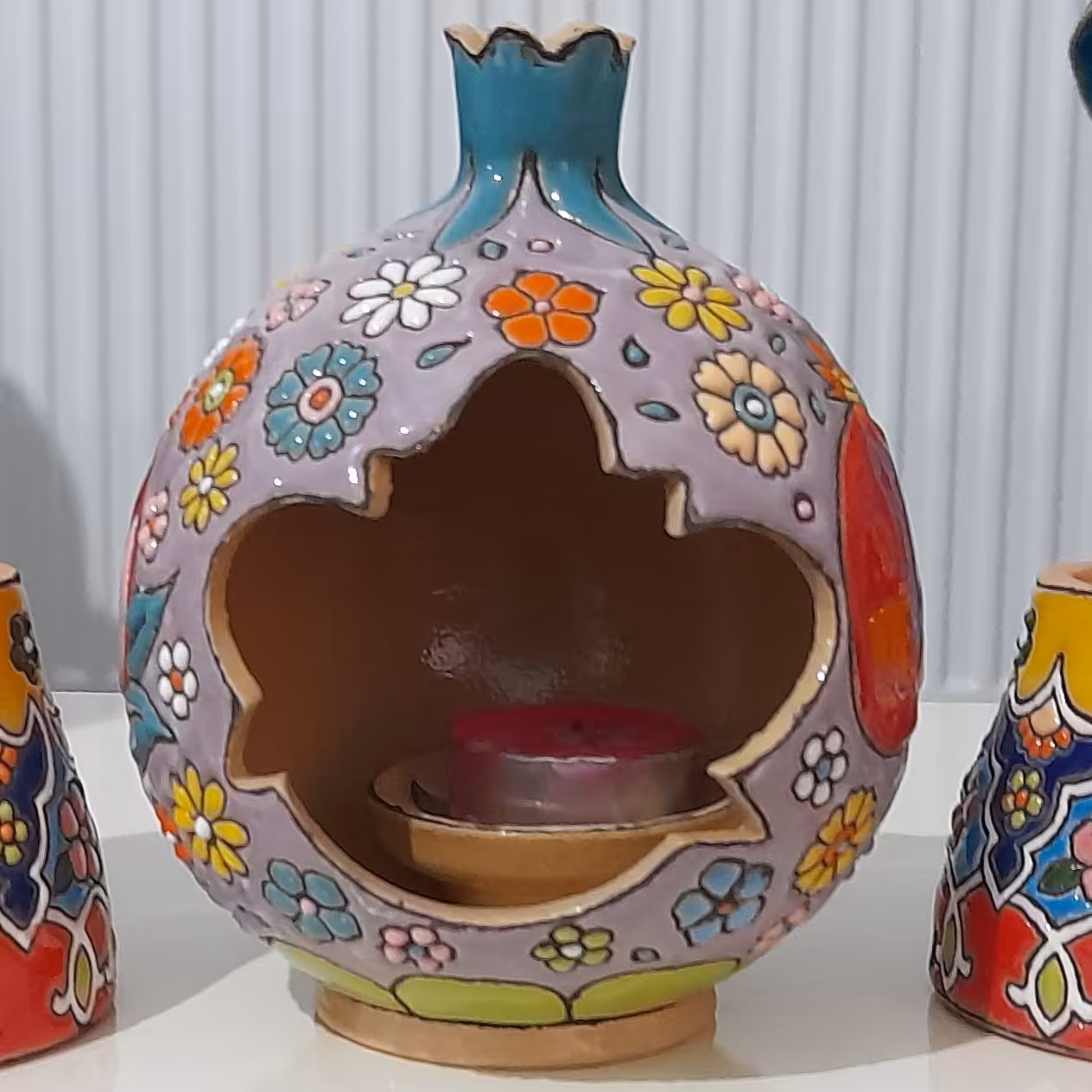 مینا کاری. جا شمعی با طرح انار شب یلدا.با رنگ های شاد و متنوع.