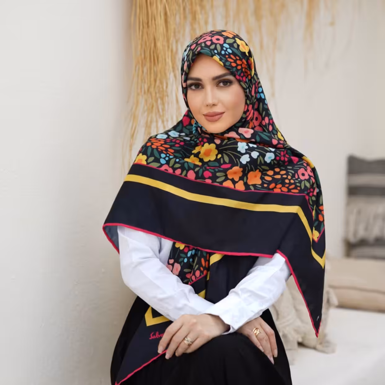 روسری ابریشم ژاکارد گلدار در دو رنگ کرم و مشکی