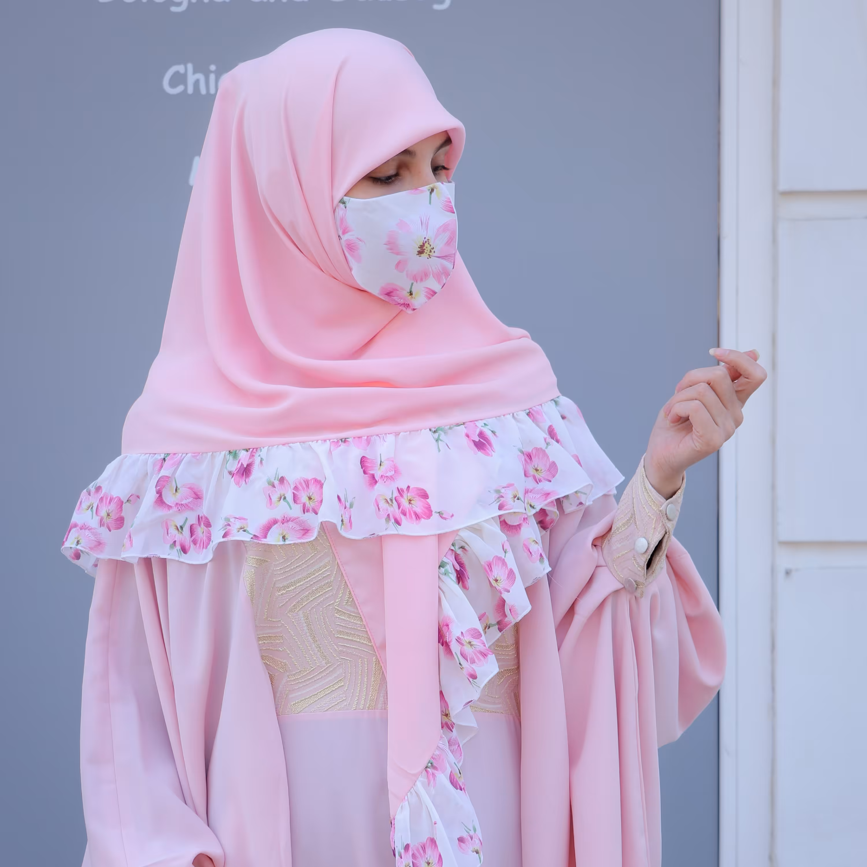 روسری کرپ حریر دور چین دار مجلسی وسط صورتی با گلهای زیبا عرض زیاد قواره دار مزون حجاب تبسم همراه با هدیه 