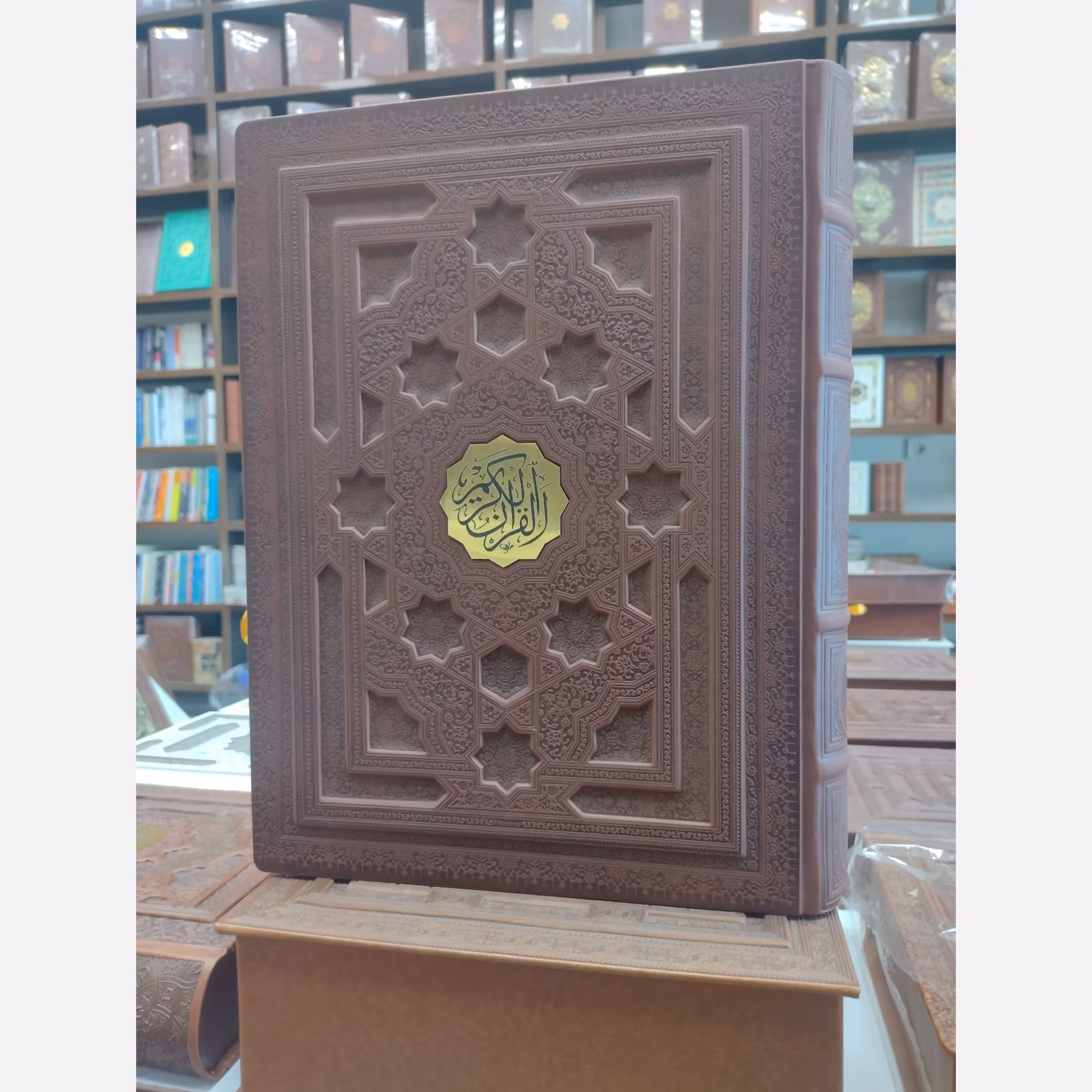 قران کریم رحلی گلاسه همراه با قاب صندوقی