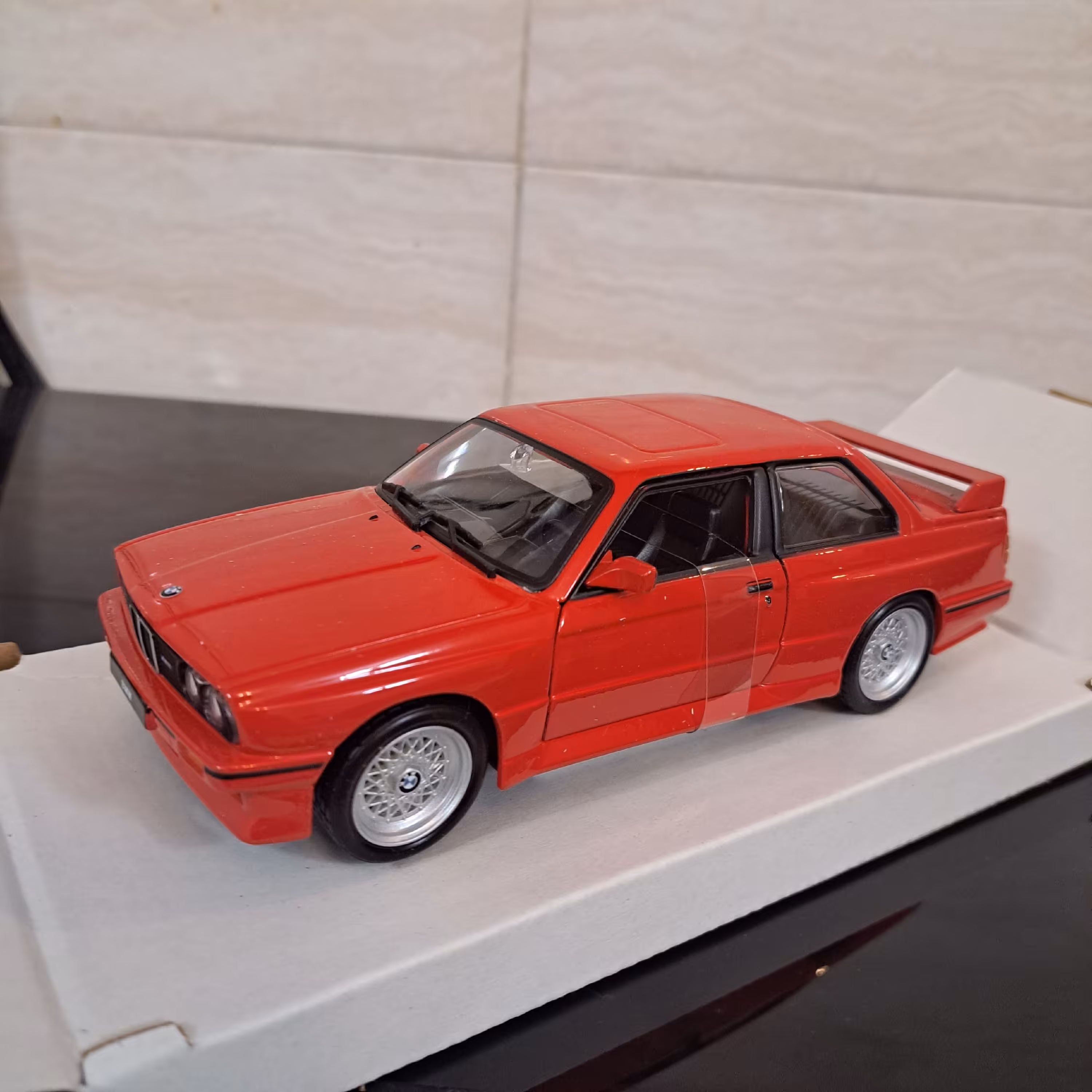 ماکت بوراگو مدل بی ام و  bmw m3 1988 فلزی تک جعبه مقیاس 1.24 طول 20 سانت درب بازشو