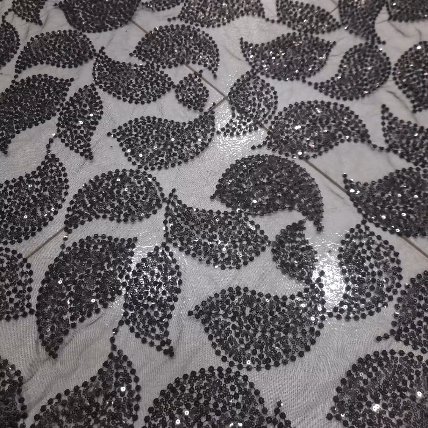 پارچه گیپور مشکی کارشده منجوق دوزی 