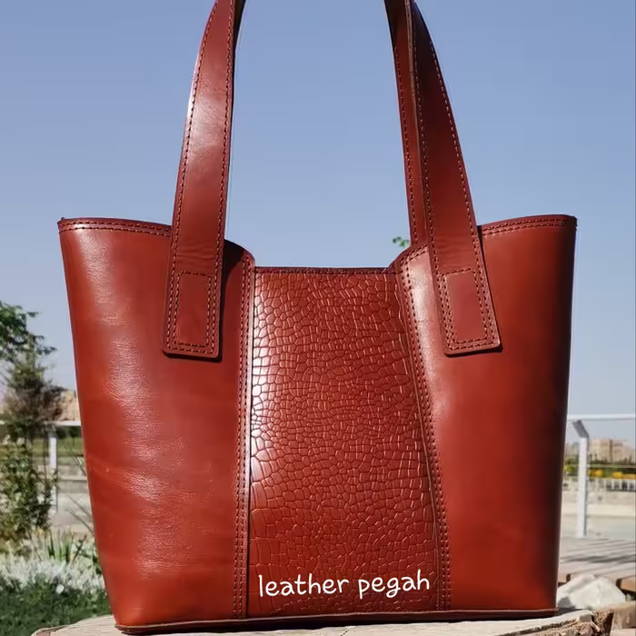 کیف دوشی چرم طبیعی گاو  دست دوز 