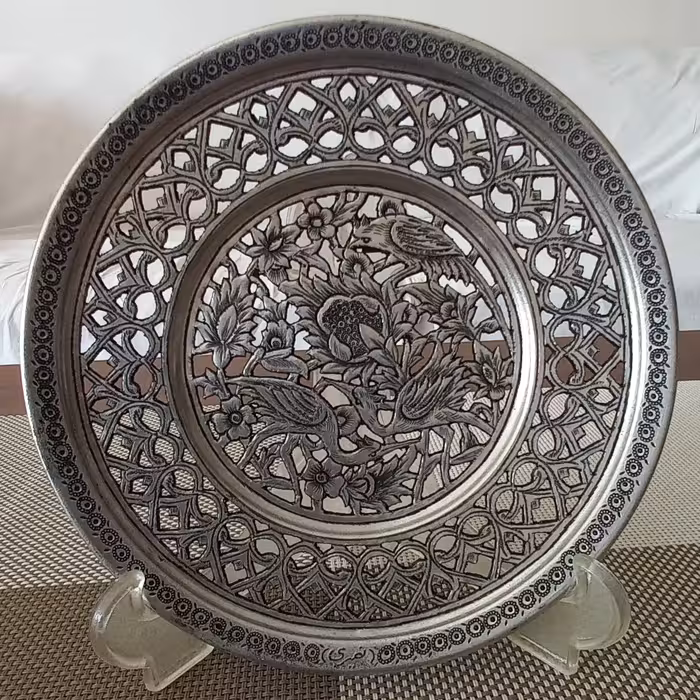 بشقاب قلمزنی طرح گل و مرغ تمام مشبک 15 سانتی