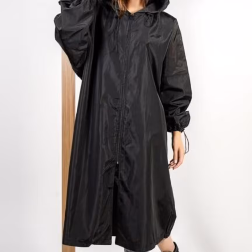 بارانی مموری ،ضدآب، مشکی، زیپ دار، کلاهدار، پشت پالتو بند دارد و جمع می‌شود 