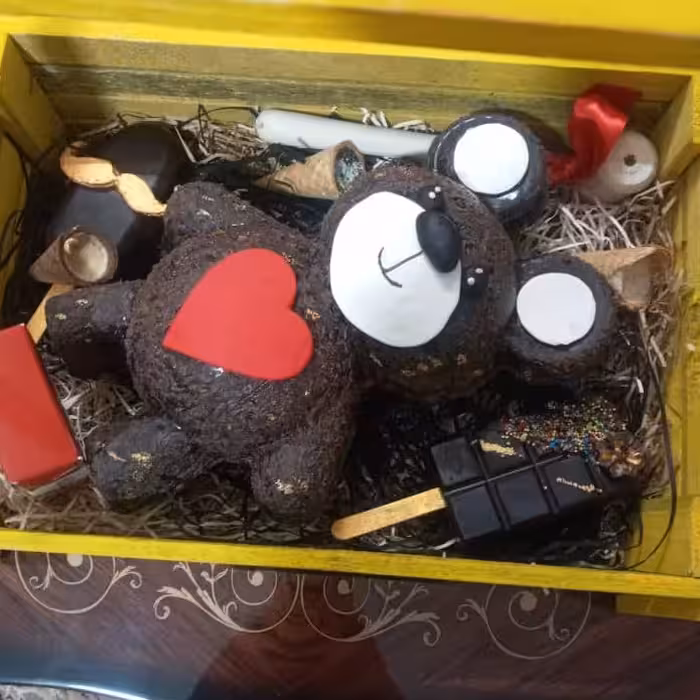 خرس شکلاتی سوپرایزدوطرفه با مخلفات داخلی انواع  شکلات نوتلا پاستیل و... با دو عدد پاپسیکلز با مغزی کارامل و یک چکش چوبی 