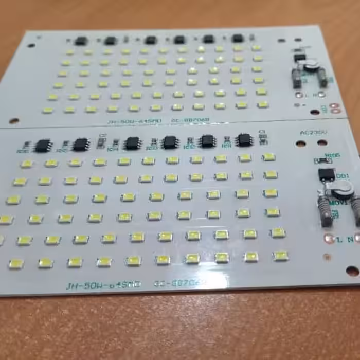 50 وات بلالی  پروژکتوری  نور سفید بسته 50 تایی برند LY برد سبز