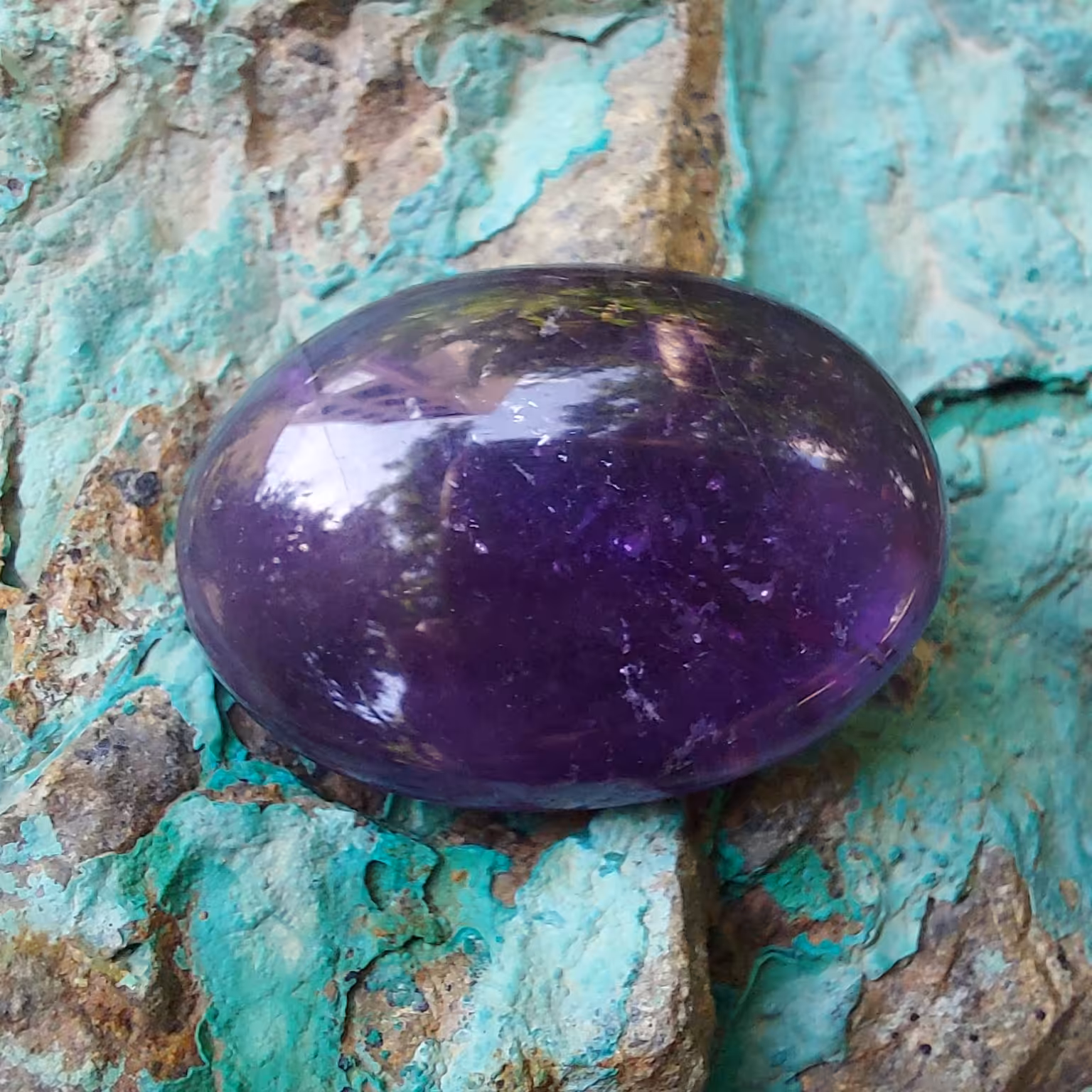 نگین آمیتیست طبیعی تراش بیضی دامله 5.1 گرم دارای خطوط رشد بلور مناسب انگشتر یا آویز کد Am45