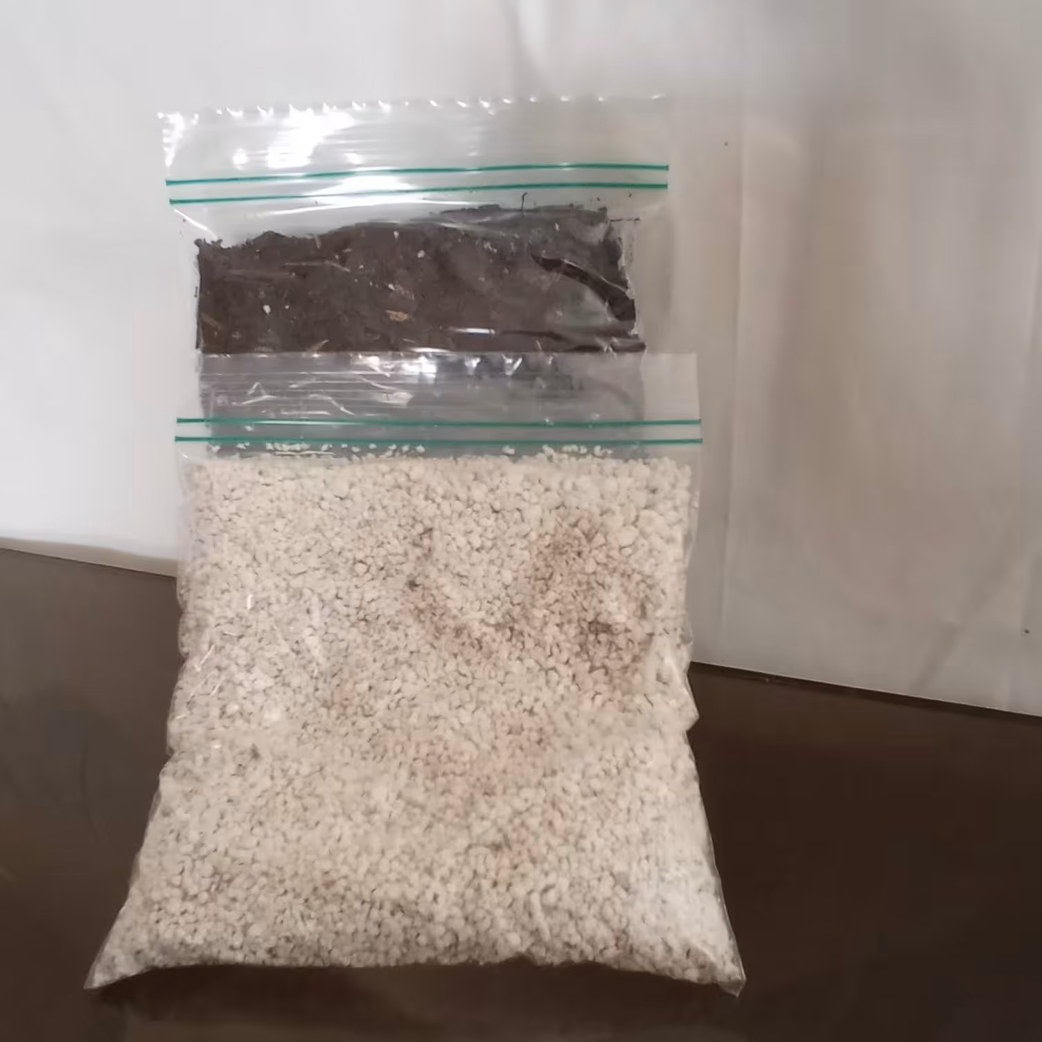 پک یک بسته پرلیت 100 گرمی و خاک آماده  200 گرمی مناسب جهت بستر کشت گیاهان آپارتمانی و کشاورزی