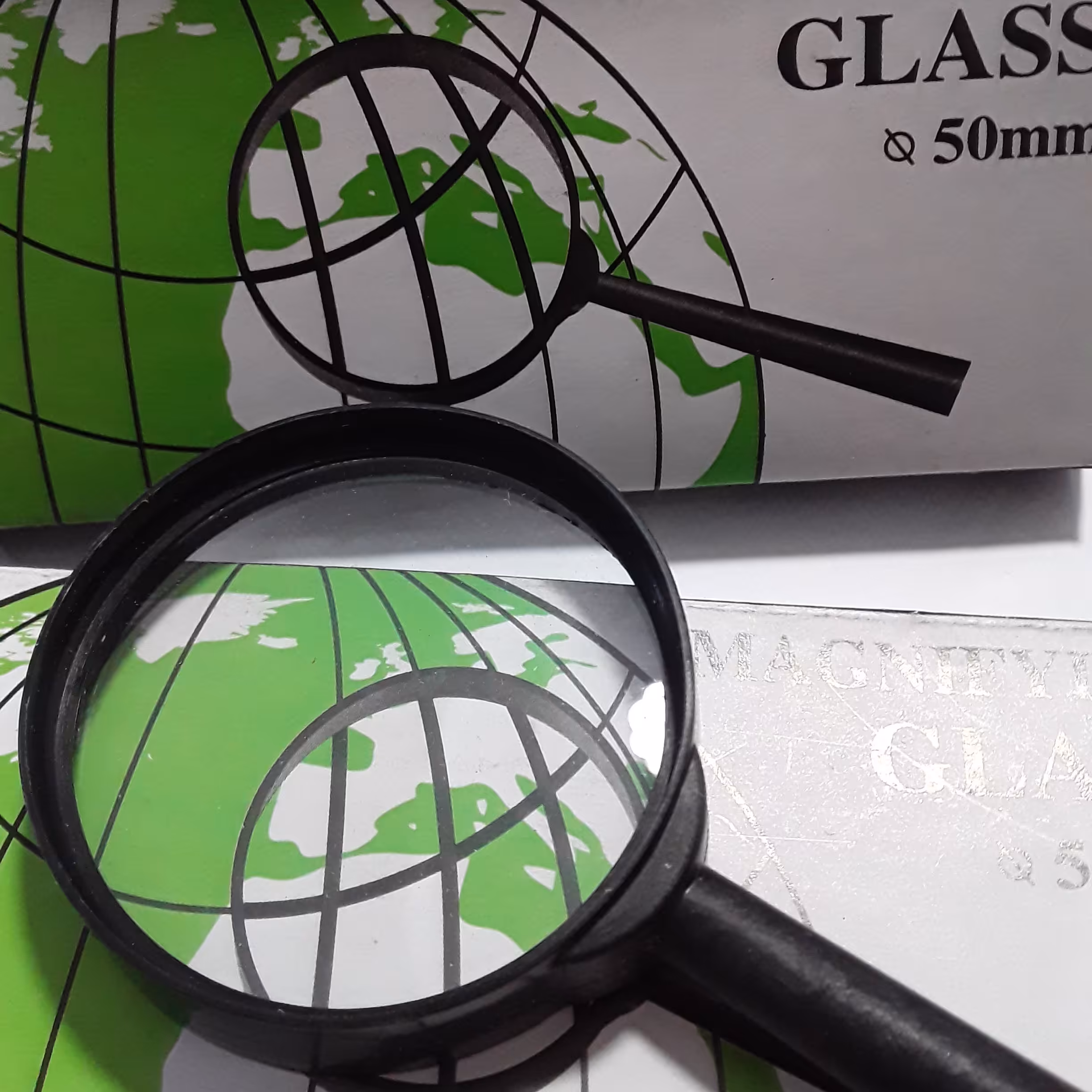 ذره بین کوچک دانش آموزی 