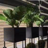 فلاورباکس فلزی با رنگ کوره ای گل و خاک و کود دارد 