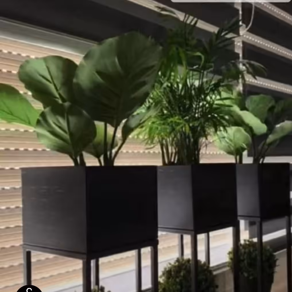 فلاورباکس فلزی با رنگ کوره ای گل و خاک و کود دارد 