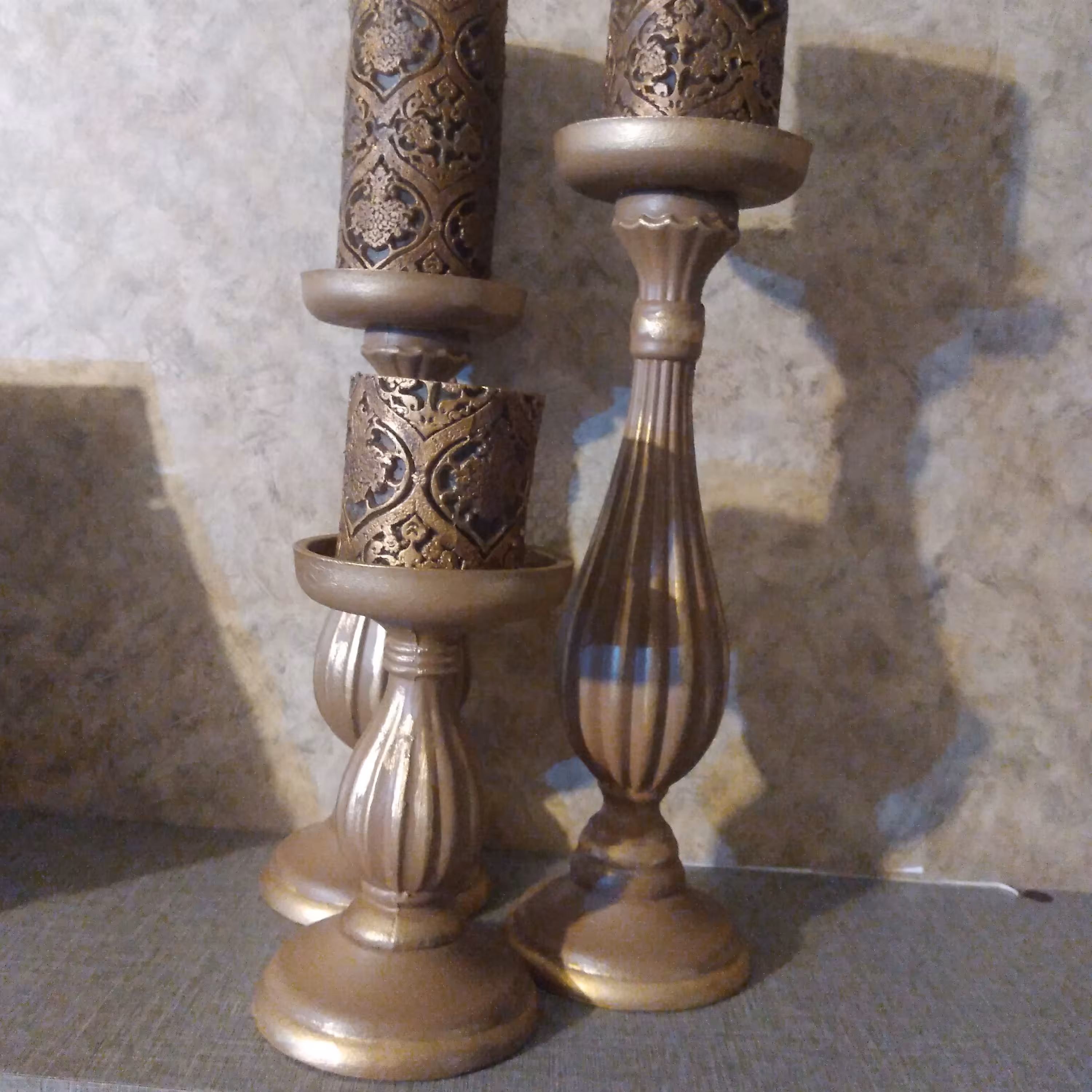 شمعدان چوبی پتینه شده ،ست سه تایی ،ارتفاع 34ر،28،20  سانت ،قابل اجرا در رنگ و پتینه دلخواه