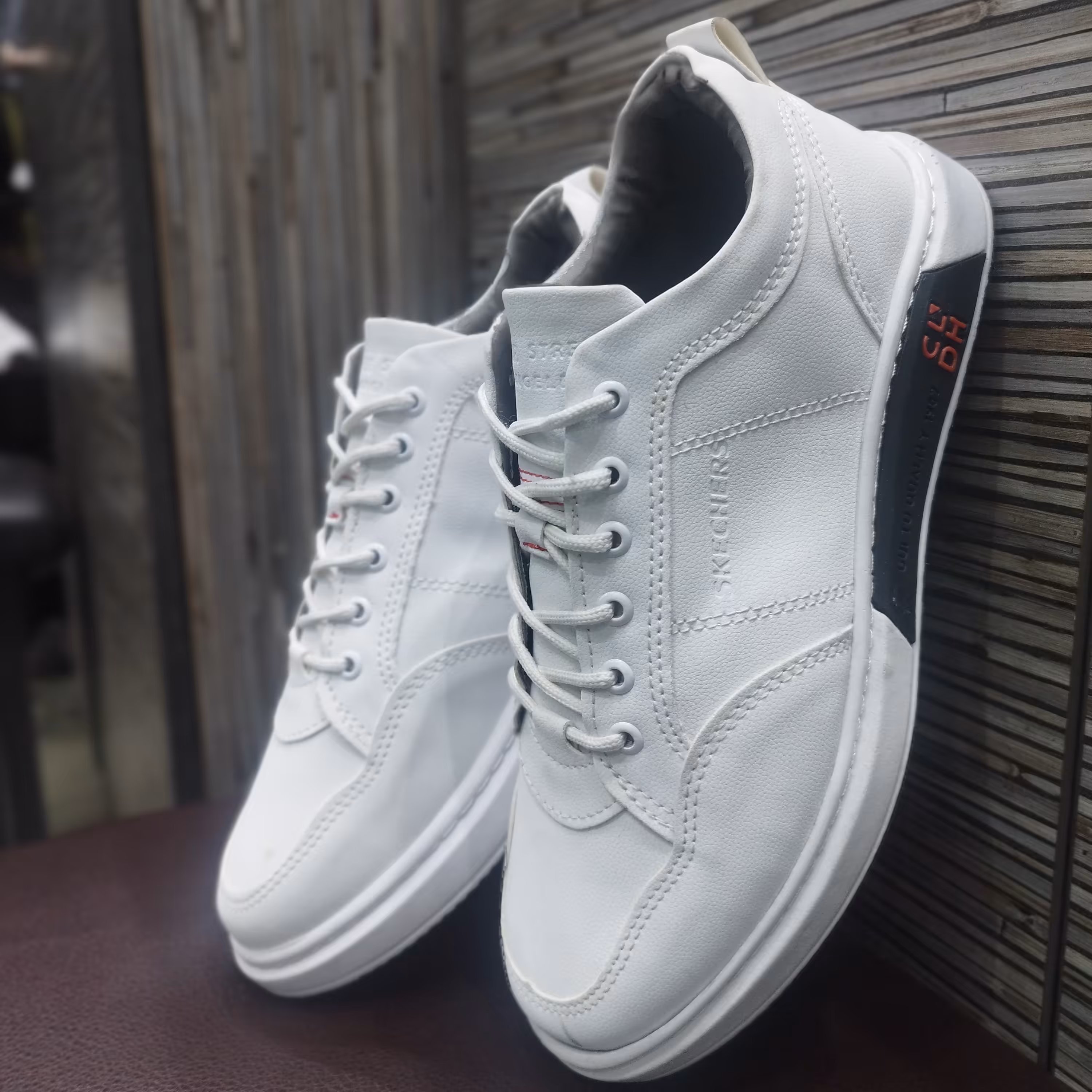 ونس اسکیچرز سفید